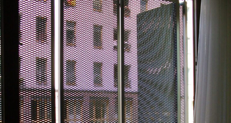 Kilátás a berlini Alte Schönhauser Straße egyik ablakából a napvédő expandált lemezeken keresztül